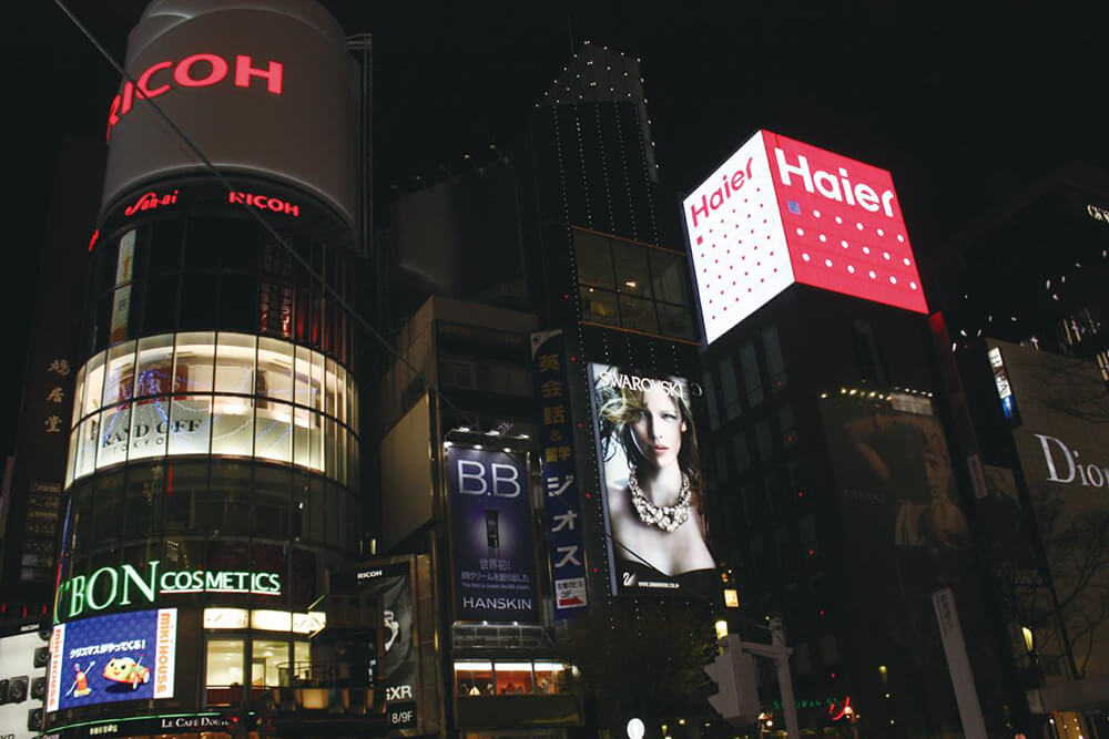 2003年：日本东京银座广场亮起了海尔霓虹灯广告