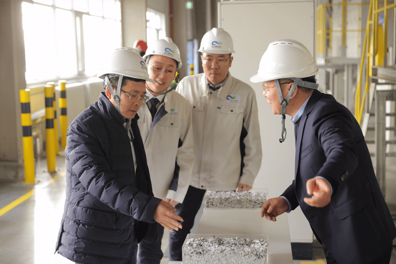 小小-全国人大代表周云杰（左一）在海尔再循环互联工厂调研.png