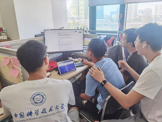 中国科学技术大学的参赛创客团队正在讨论创业方案 官网.jpg