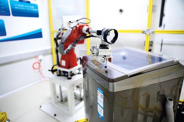 天津海尔洗衣机互联工厂的实验室正在进行产品可靠性实验.jpeg